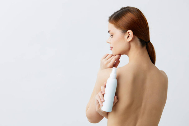 schöne Frau Hautpflege-Lotion mit nackten Schultern isolierten Hintergrund - Foto, Bild