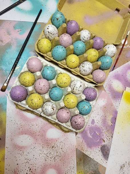 El boyası pastel renkli Paskalya yumurtaları. Mutlu Paskalya tebrik kartları ya da davetiyeler. - Fotoğraf, Görsel