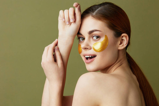 Porträt Frau flickt Verjüngung Hautpflege Spaß nach der Dusche grünen Hintergrund - Foto, Bild