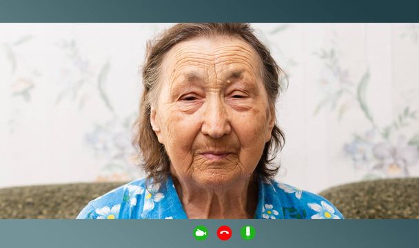 POV vieja mujer mayor video llamada reunión virtual con la familia - Foto, imagen