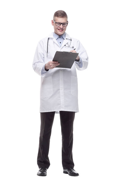 Elinde not panosu olan genç bir doktor. bir beyaz üzerinde izole - Fotoğraf, Görsel