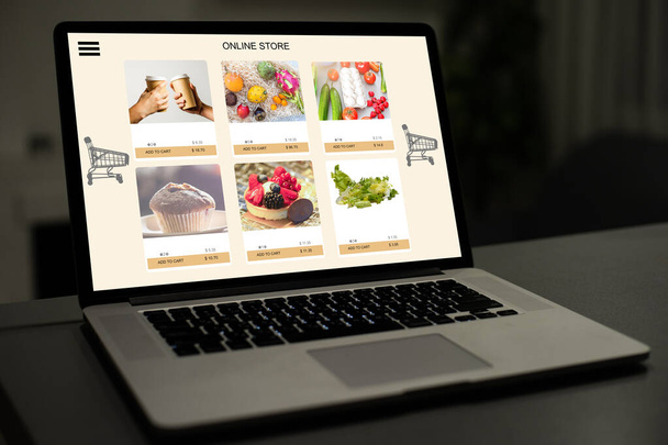 食料はノートパソコンの画面でウェブサイトを奪う。事務所での昼食. - 写真・画像