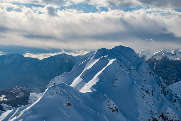 Sul Monte Zoncolan, le Alpi Carniche dopo una grande nevicata. Provincia di Udine, regione Friuli-Venezia Giulia, Italia - Foto, immagini