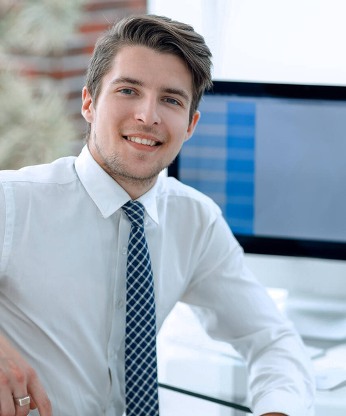 employee sitting in front of a computer screen - Foto, Imagem