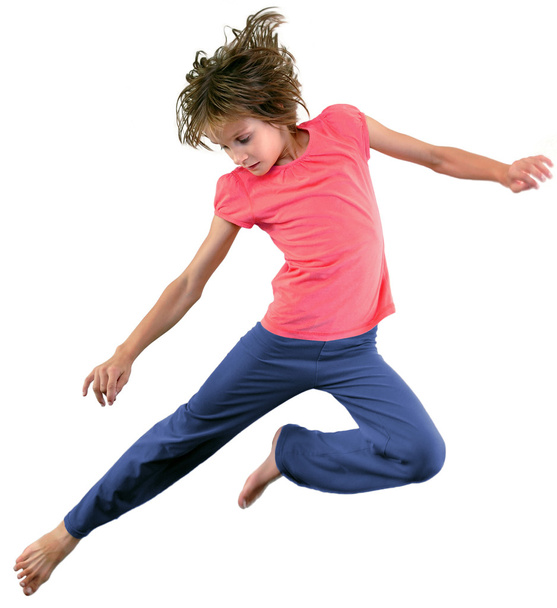 klein meisje springen en dansen - Foto, afbeelding