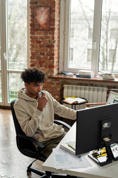 African american freelancer working remotely from home - Fotoğraf, Görsel
