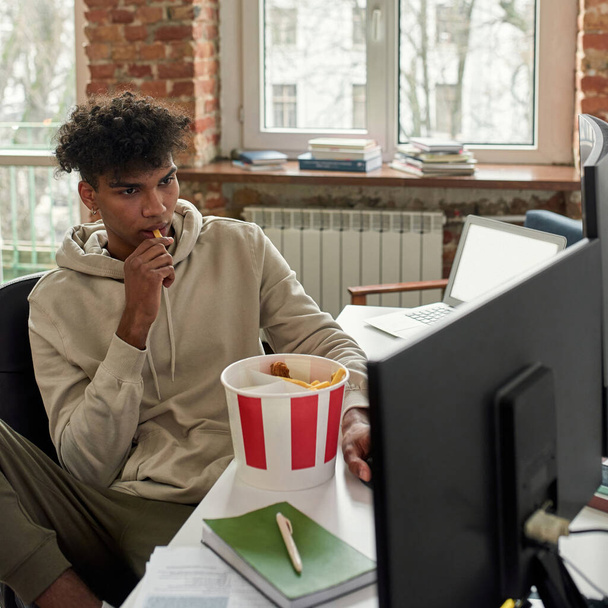 Портрет афроамериканського офісного працівника, який їсть фастфуд на обід
 - Фото, зображення