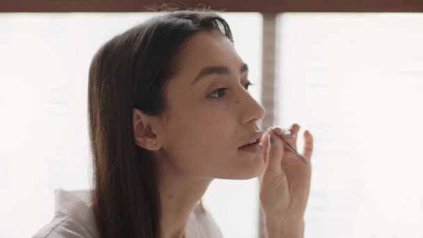Женщина выщипывает усы удаление волос над верхней губой в ванной комнате - Кадры, видео