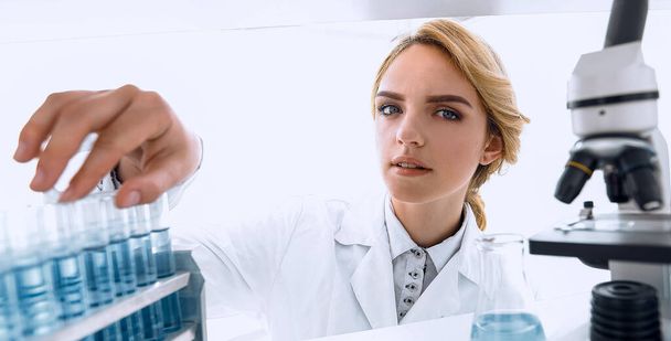 Young woman analyzing samples in a lab - Φωτογραφία, εικόνα