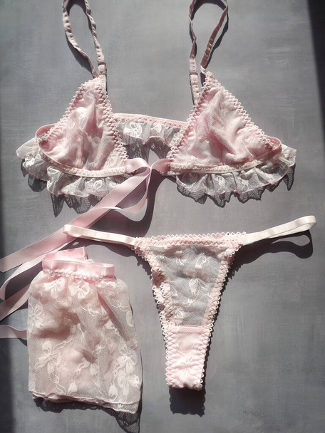 Rózsaszín szexi erotikus fehérnemű meg szürke háttér - Fotó, kép