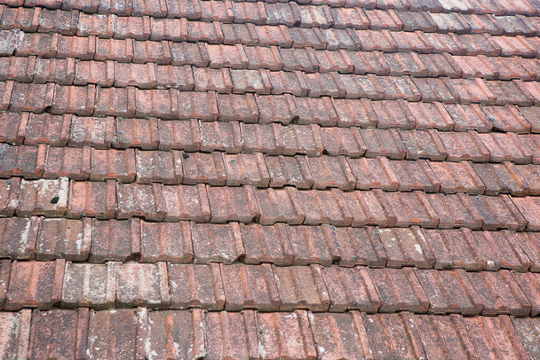 A tető régi kerámia csempékből készült. A textúra a háttér építészeti részletek. - Fotó, kép