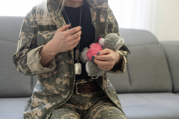Foto di una giovane donna in uniforme militare - Foto, immagini