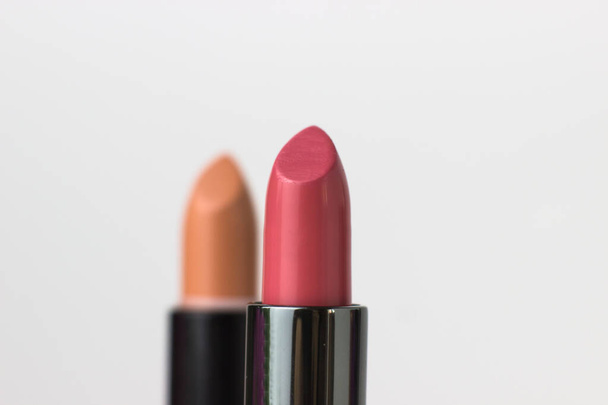 macro. Lipstick close-up roze op een witte achtergrond - Foto, afbeelding