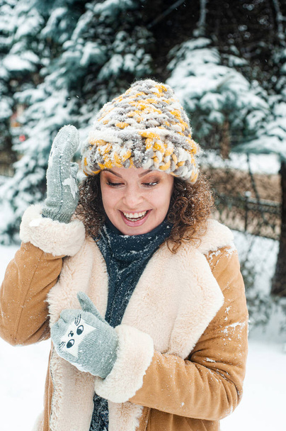 Belle femme souriante avec pin s'amuse à l'extérieur. Femme dans la forêt enneigée. Vacances d'hiver. - Photo, image