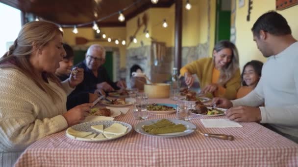 Feliz familia latina divirtiéndose cenando juntos en casa - Imágenes, Vídeo