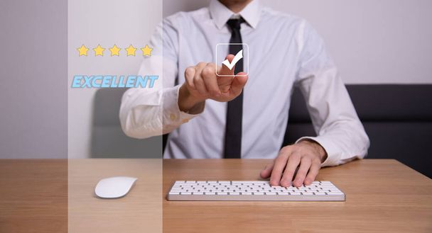 feedback rating e positiva esperienza di recensione del cliente, servizio e soddisfazione, blocco di legno con icona da 1 a 5 stelle per dare soddisfazione nel servizio. - Foto, immagini