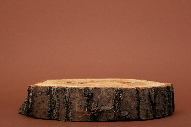 fa dobogó vagy egy fűrész vágott barna háttér, háttér kozmetikai termékek - Fotó, kép