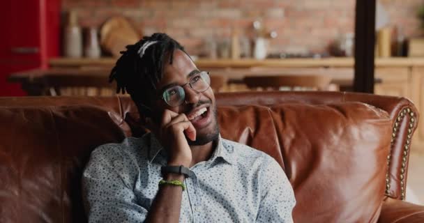 Smiling Black man hipster talk to beloved woman on phone - Filmagem, Vídeo