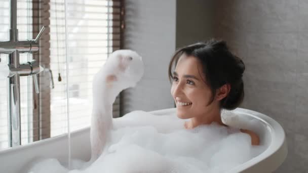 Vidám hölgy fürdés és szórakozás hab a fürdőszobában - Felvétel, videó