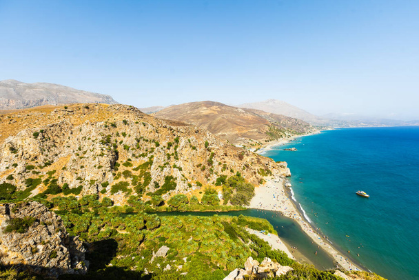 Panorama van Preveli strand aan de Libische zee-, rivier- en palm bos, Zuid Kreta, Griekenland - Foto, afbeelding