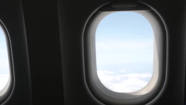 Вид из салона самолета через окно самолета  - Кадры, видео