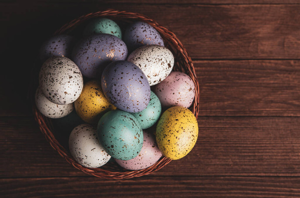 Fondo de huevos de Pascua pintados a mano pastel. Tarjeta de felicitación o invitación feliz Pascua. - Foto, Imagen