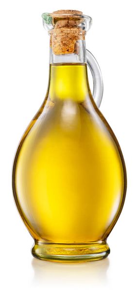 Бутылка оливкового масла изолированы на белом фоне. Файл содержит путь обрезки. - Фото, изображение