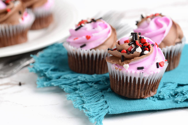 Nahaufnahme Valentinstag Cupcakes auf einer Serviette - Foto, Bild