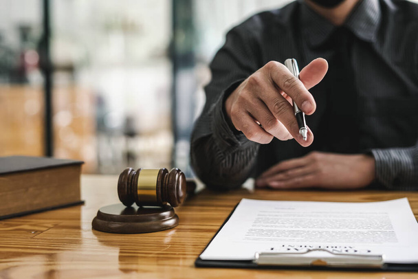Πρόταση δικηγόρου και κατοχή ενός στυλό και επισήμανση των νομικών εγγράφων. - Φωτογραφία, εικόνα