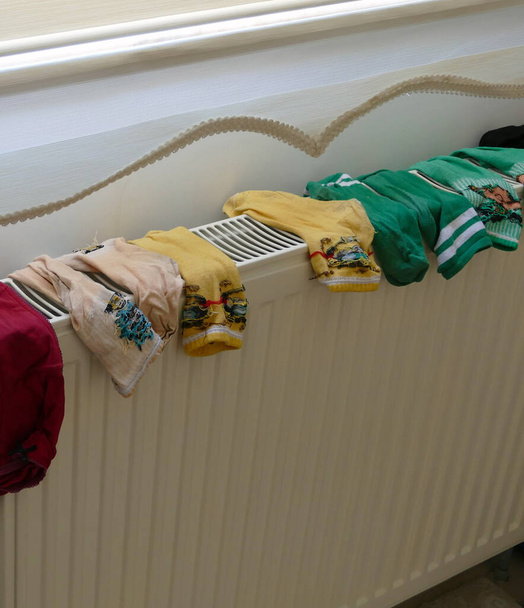Wäschetrocknen auf Heizkörpern, Wäschetrocknen im häuslichen Umfeld, - Foto, Bild