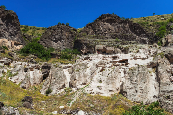 Complesso monastico grotta Vardzia in Georgia monumento di architettura medievale georgiana vista aerea. Antica città delle caverne in Europa in Georgia - Foto, immagini