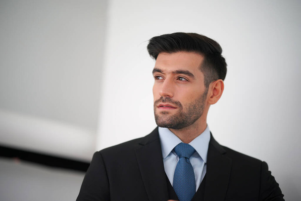 Elegantní mladý kavkazský pohledný muž na bílém pozadí, Studio módní portrét. - Fotografie, Obrázek