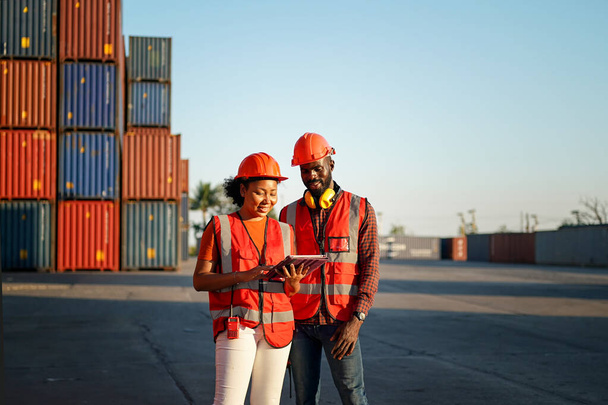 Voorman controle laden Containers doos van Cargo vrachtschip voor import export. - Foto, afbeelding