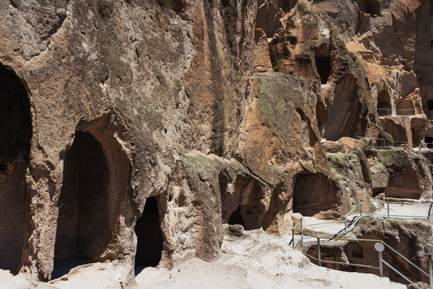 Vardzia je jeskynní klášterní komplex v Gruzii, památník středověké gruzínské architektury zblízka. Staré jeskynní město v Evropě v Gruzii - Fotografie, Obrázek