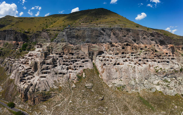 Вардзия - пещерный монастырский комплекс в Грузии памятник средневековой грузинской архитектуры с панорамным видом - Фото, изображение