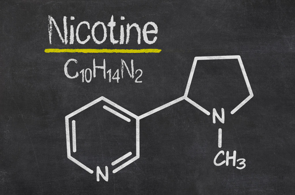 liitutaulu, jossa on nikotiinin kemiallinen kaava
 - Valokuva, kuva