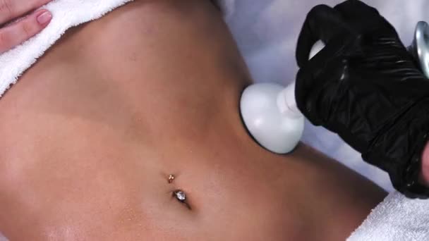 Masaż ciała - młoda kobieta otrzymuje masaż antycellulitowy na przekłuty żołądek - Materiał filmowy, wideo
