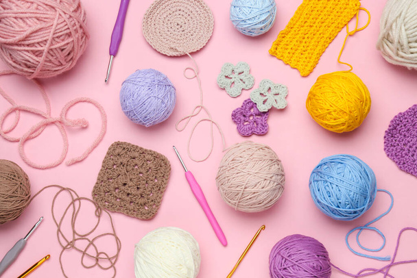 Flat lay composition with knitting threads and crochet hooks on pink background - Valokuva, kuva