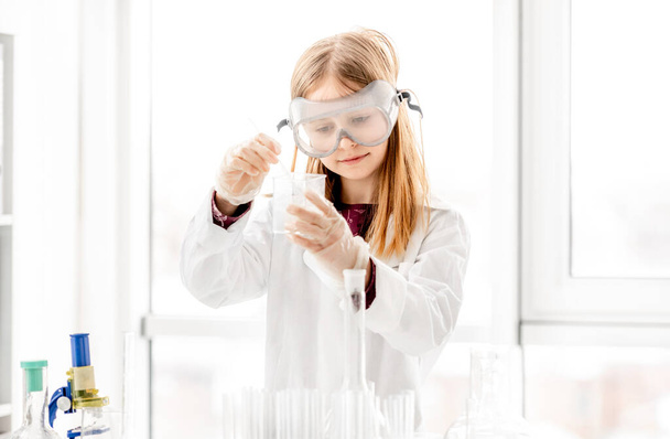 Girl on chemistry lesson - Foto, Imagen