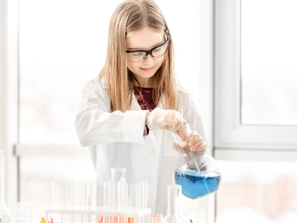Girl on chemistry lesson - Foto, imagen