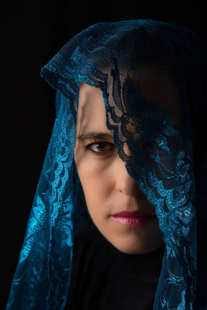 Midden-Oosten vrouw portret op zoek triest met blauwe hijab kunstenaar - Foto, afbeelding
