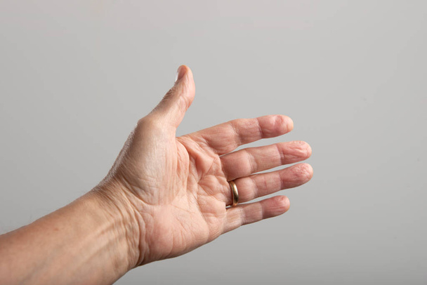 παλάμη του αριστερού χεριού ενός άντρα με βέρα. - Φωτογραφία, εικόνα