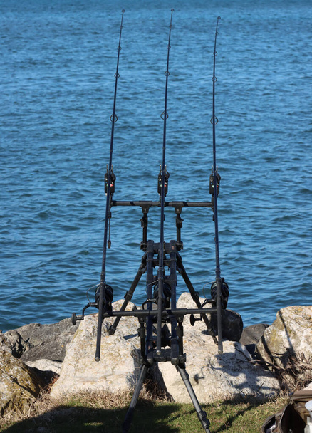 sedavý sportovní rybářské vybavení s jezerní krajiny - Fotografie, Obrázek