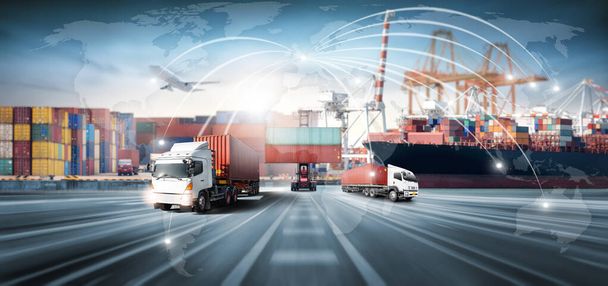 Globális üzleti logisztika export és konténer rakomány teherhajó berakodás a kikötőben daru, konténerkezelő, teherszállító repülőgép, teherautó autópályán, szállítási ipar koncepció, Mélységhomály hatás - Fotó, kép