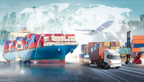 Globalna logistyka biznesowa import eksportu i kontenerowy statek towarowy podczas załadunku w porcie przemysłowym holownikiem, samolot towarowy, ciężarówka na autostradzie, koncepcja przemysłu transportowego, Głęboki efekt rozmycia - Zdjęcie, obraz