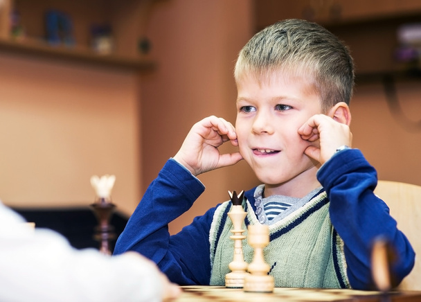 Pieni poika pelaamassa shakkia - Valokuva, kuva