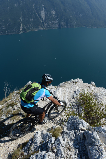 mountain bike acima do lago
 - Foto, Imagem