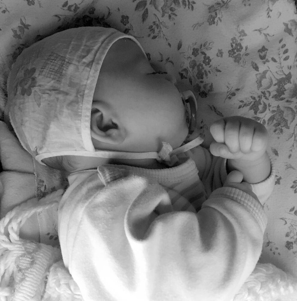 Renkli fotoğraf için fotoğrafçı pozu veren uyuyan erkek bebek, uyuyan bebek emziği, gülümseyen yüz, çocuk emziğindeki sağlıklı uyuyan erkek çocuğu. - Fotoğraf, Görsel