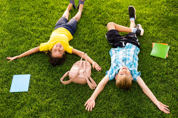 Crianças da escola primária se divertindo ao ar livre
 - Foto, Imagem