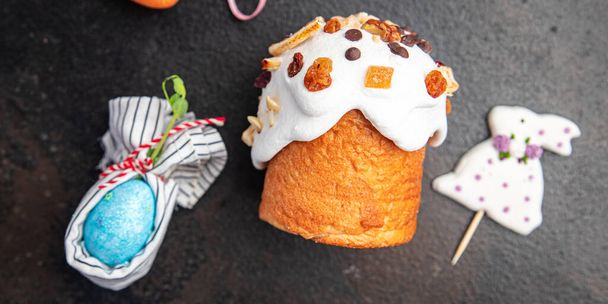 イースターケーキ甘いデザートベーキング自家製イースター御馳走食事テーブルの上のスナックコピースペースフード背景ビュー - 写真・画像